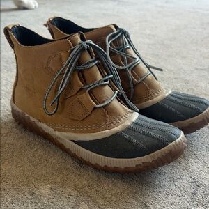 Sorel water proof booties size 8